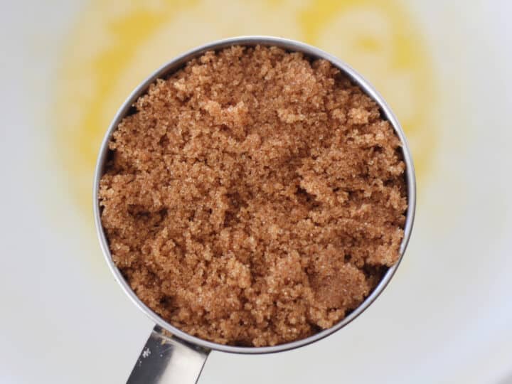 swerve brown sugar substitute in a measuring cup
