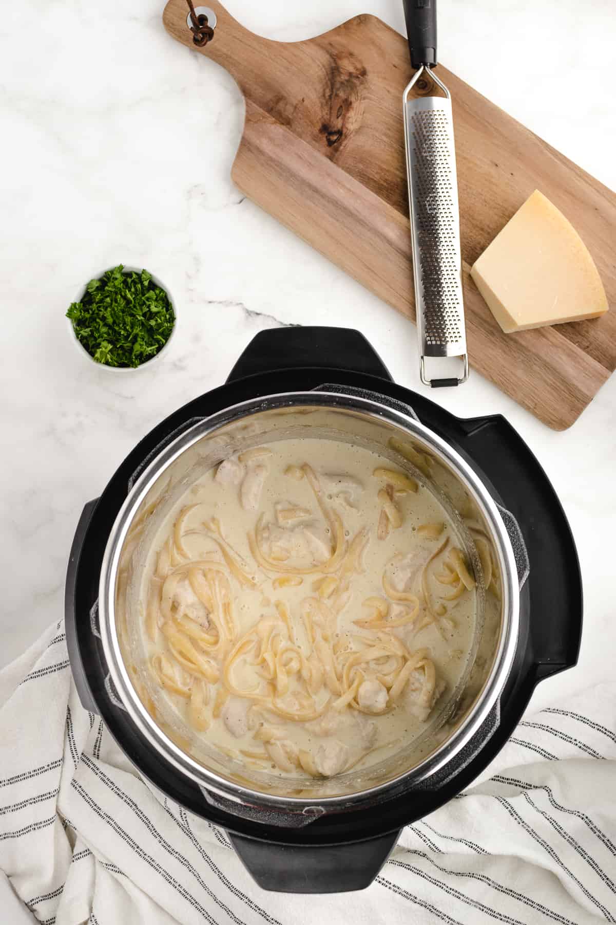 chicken alfredo instant pot ingredients in the pressure cooker