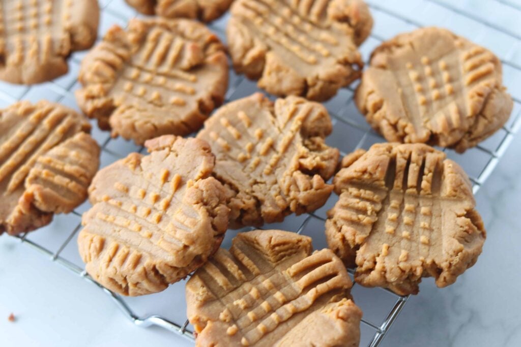 3 ingredient keto peanut butter cookies