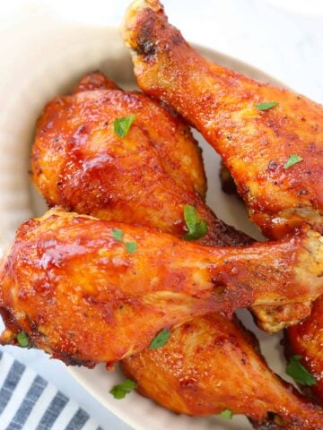 air fryer chicken drumsticks up close after cooking
