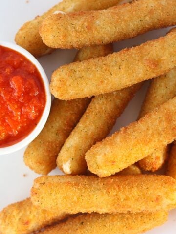 a photo of mozzarella sticks air fryer frozen that have been cooked