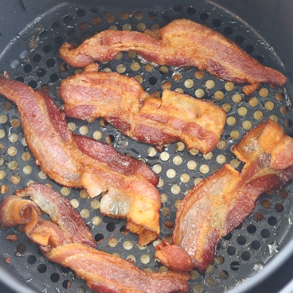 how do you use an air fryer, image shows bacon getting cooked