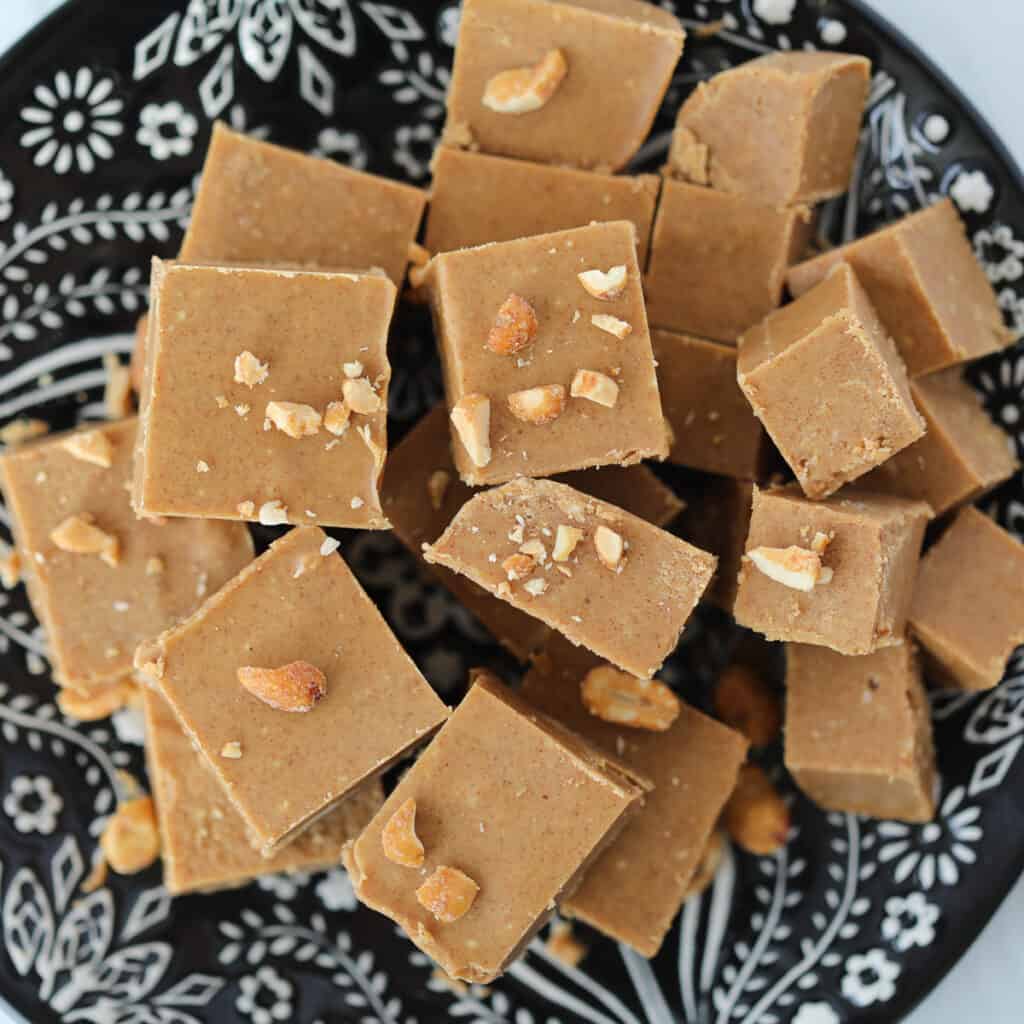 peanut butter fudge keto recipe garnished with peanuts