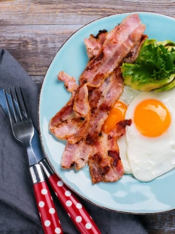 keto start guide cover image with bacon and eggs on a plate
