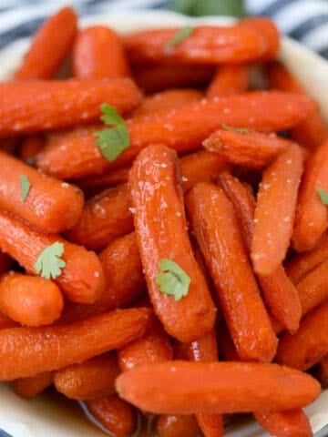 air fryer carrots close up view of cooked carrots with brown sugar and garnish