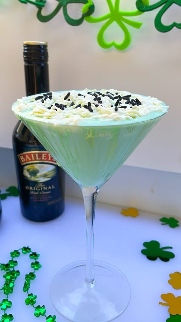 mint chocolate martini 4 deliciousst patrick's drink