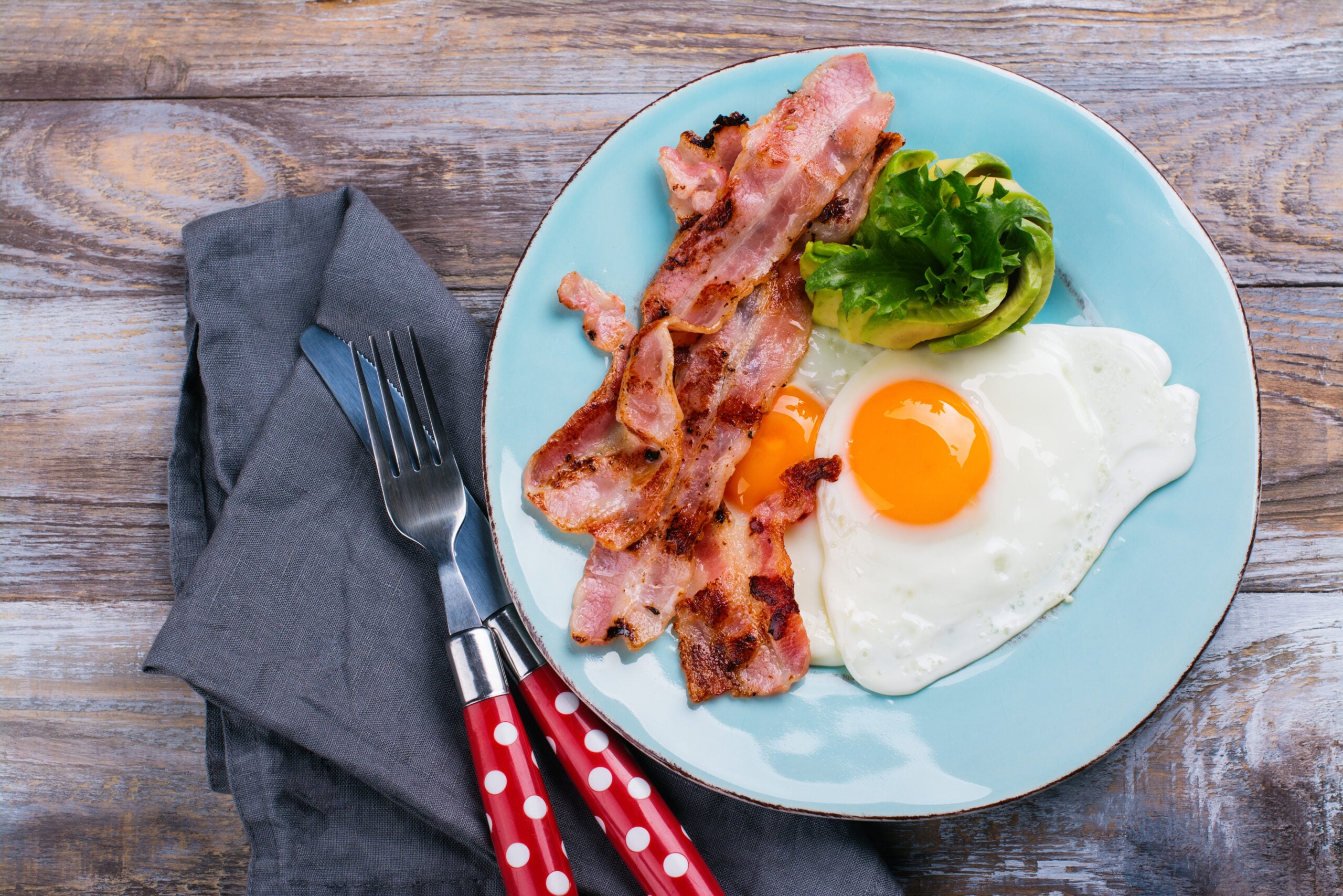 foods with no carbs like bacon and eggs on a plate